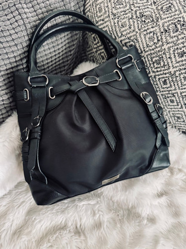 کیف چرمی مشکی زنانه با طراحی مینیمال