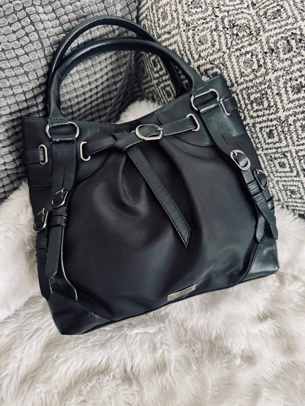 کیف چرمی مشکی زنانه با طراحی مینیمال