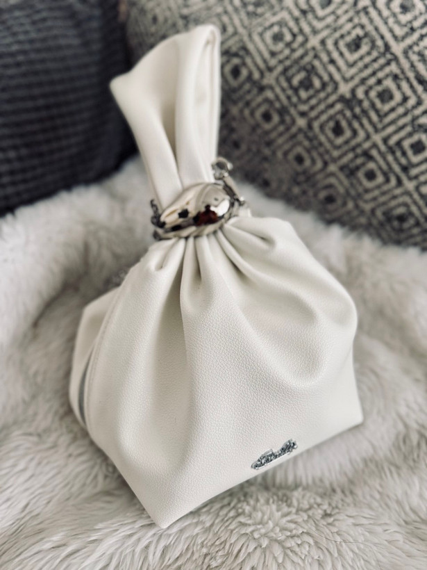 کیف سفید چرمی زنانه مناسب استایل روزمره و مجلسی