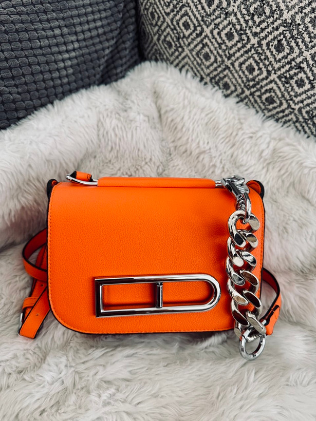 کیف چرم زنانه با بند زنجیر – شیک و ترندی مناسب استایل روزمره و مهمانی