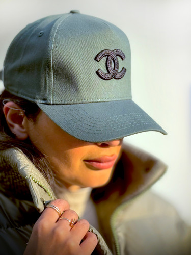 کلاه زنانه طوسی طرح Chanel مناسب استایل روزمره و خیابانی