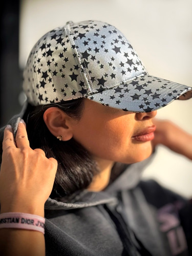 کلاه زنانه نقرهای طرحدار ستاره با ستارههای مشکی