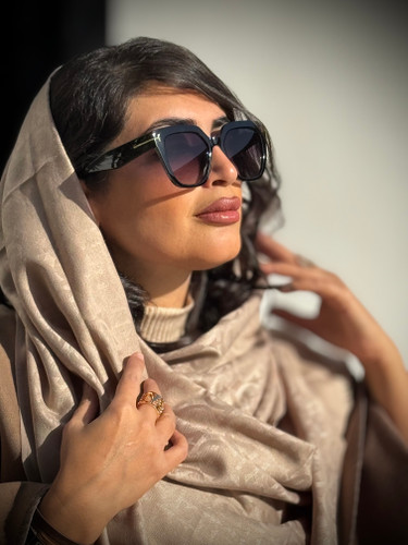 عینک آفتابی زنانه کد 020 نمای بغل با طراحی مدرن