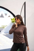 بلوز یقه اسکی شکلاتی زنانه – ترندی، جذب و مناسب استایل پاییز و زمستان